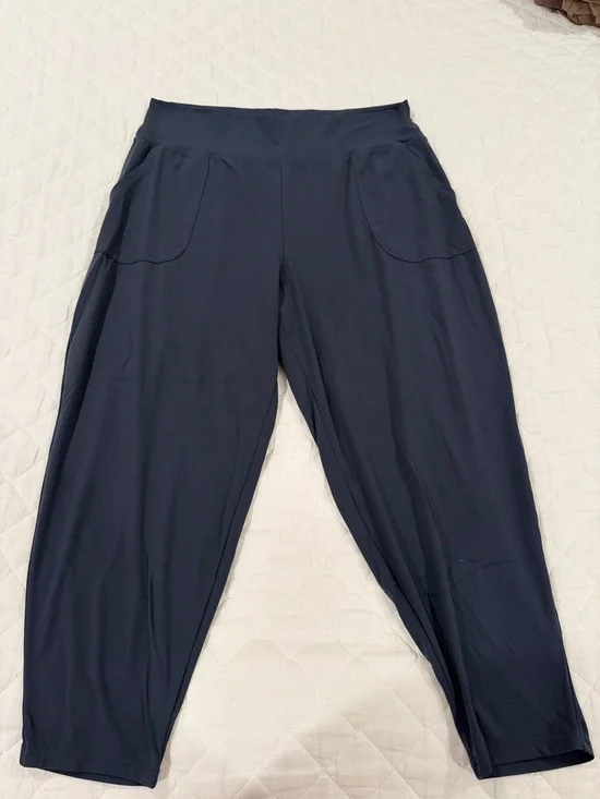 High-waisted StudioSmooth Jogger - Picture 2 of 3